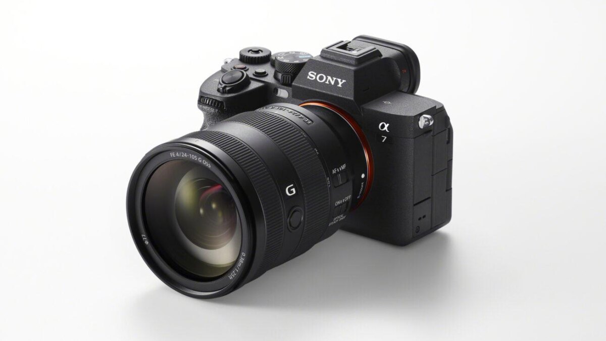 Зеркальная камера Sony Alpha 7 IV с объективом