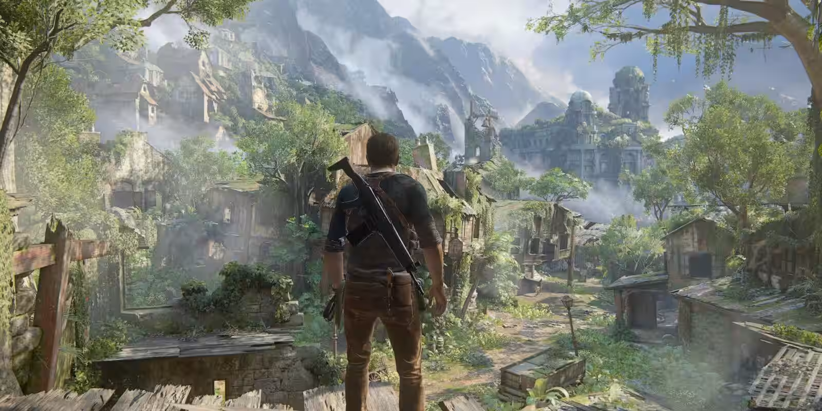 Кадр из игры Uncharted: игрок с оружием на фоне разрушенных зданий в лесной местности