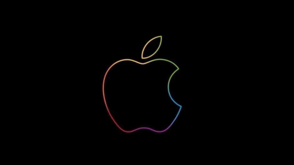Рисунок радуги в форме логотипа Apple на черном фоне