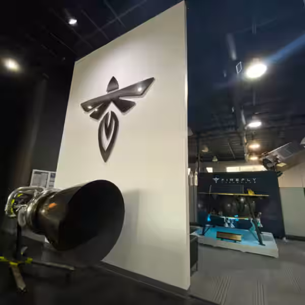 Образец лунного двигателя Firefly на выставке космических технологий, демонстрация проекта