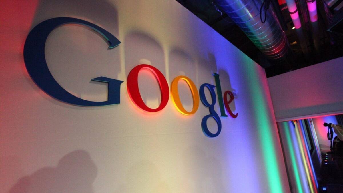 Логотип Google на стенде мероприятия Google Pixel Fall Launch, яркое освещение и цветная тень