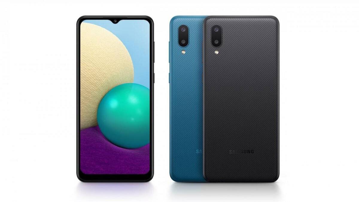 Samsung Galaxy A02 обновился до Android 11 1 Смартфон Samsung Galaxy A02 спереди и сзади, обзор дизайна и задней панели