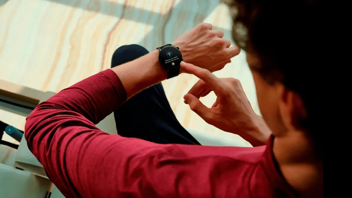 Экран Apple Watch Series 11 с интерфейсом и циферблатом