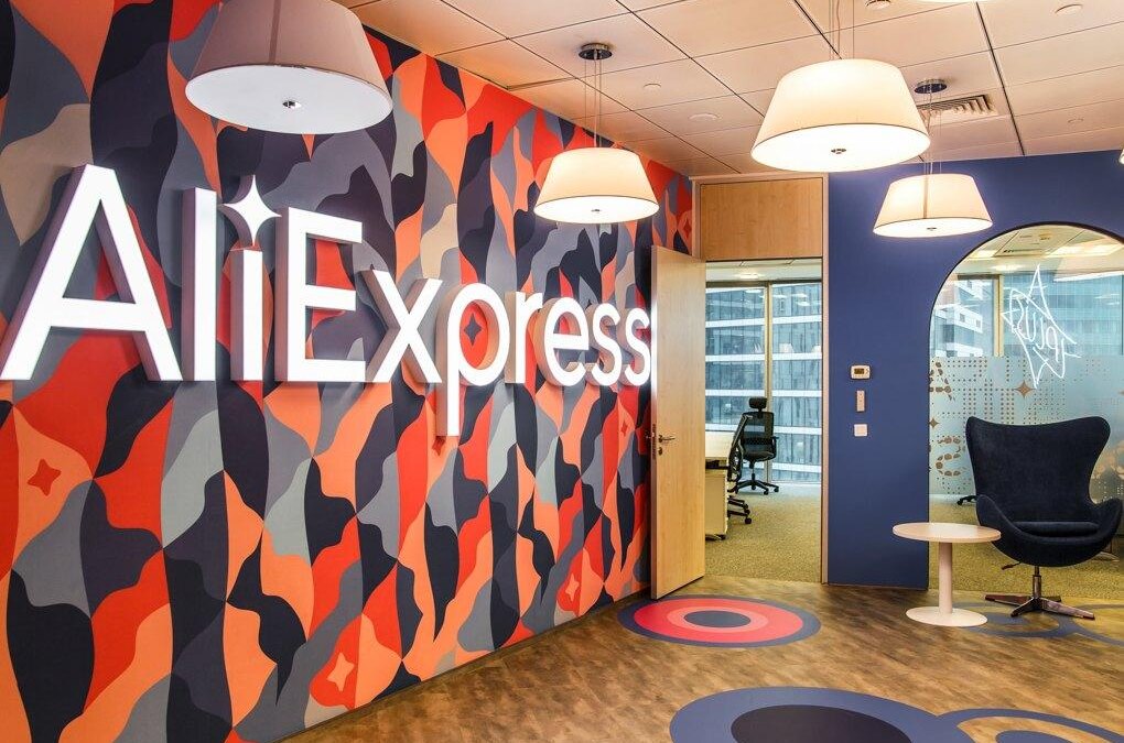 Интерьер офиса AliExpress Россия: яркая стена, светильники и дизайнерское оформление помещения