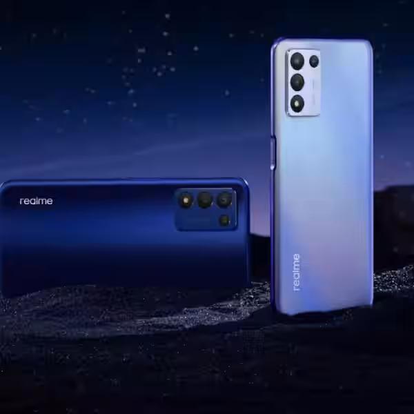Смартфон Realme Q3s с тремя камерами на задней панели