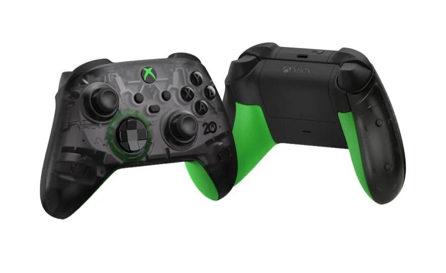 Полупрозрачный контроллер Xbox 20-летия с зелеными вставками