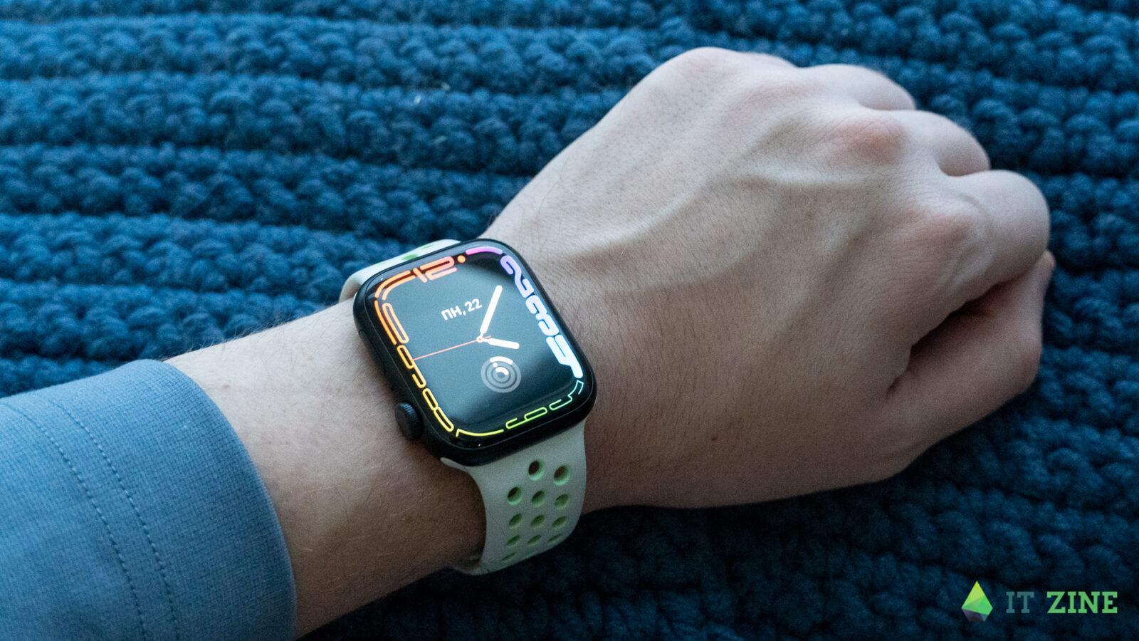 Часы Apple Watch Series 7 на руке