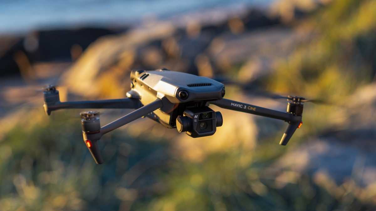Фото дрона с камерой в полете