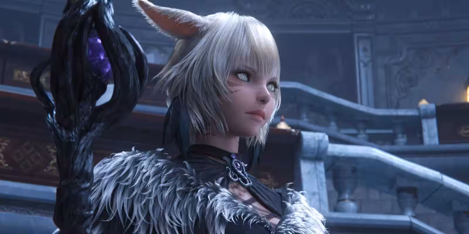 Персонаж из Final Fantasy 14: Endwalker с серебристыми волосами и меховым плащом в фэнтези-интерьере