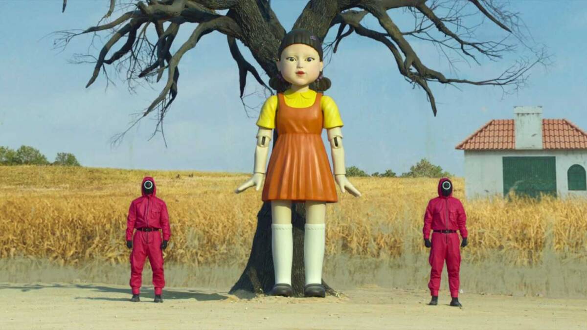 Кадр из сериала «Игра в кальмара» с участниками в красных комбинезонах