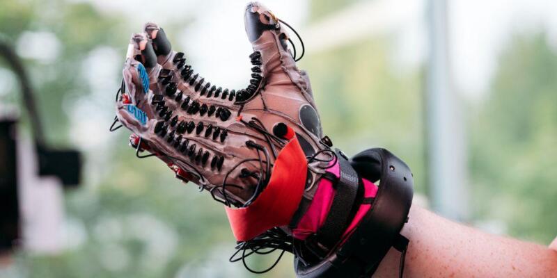 Прототип тактильной перчатки Meta позволяет ощущать предметы VR (RL Haptic Glove 1scaled)