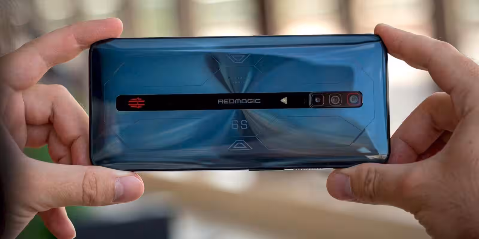 ZTE Red Magic 6S Pro на фото с логотипом бренда, игровой смартфон серии Red Magic