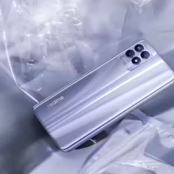 Задняя панель realme 8i с тремя камерами