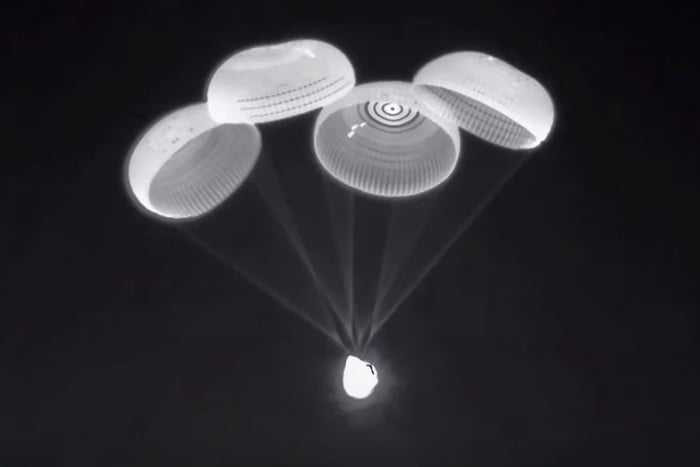 Космонавты SpaceX Crew-2 приводнились при возвращении домой (crew 2 crew dragon parachutes 700x467 c)