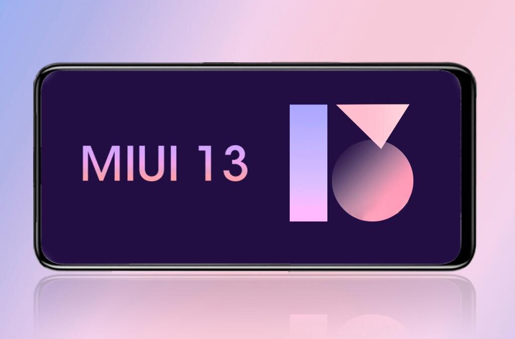 Смартфон Xiaomi с обновленным интерфейсом MIUI 13 на экране