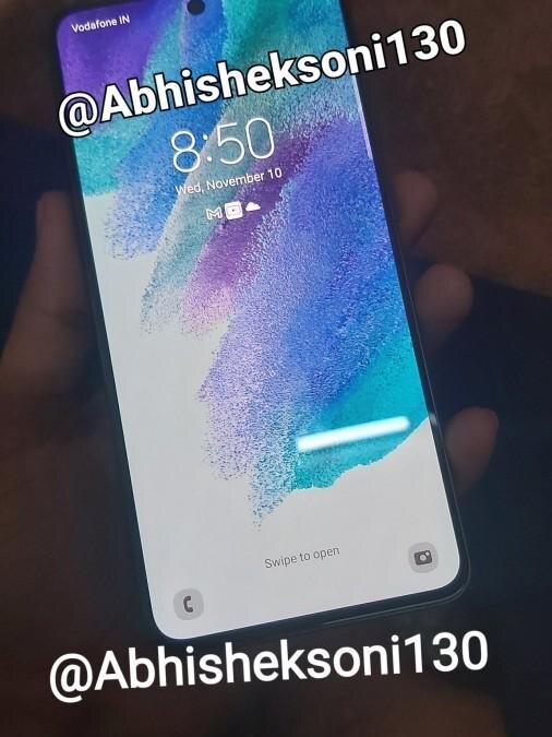 Боковой вид складного смартфона Honor Magic V5 в защитном чехле