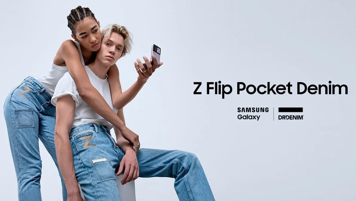 Два человека в джинсах Z Flip Pocket Denim Dr Denim и смартфоне Samsung Galaxy Z Flip