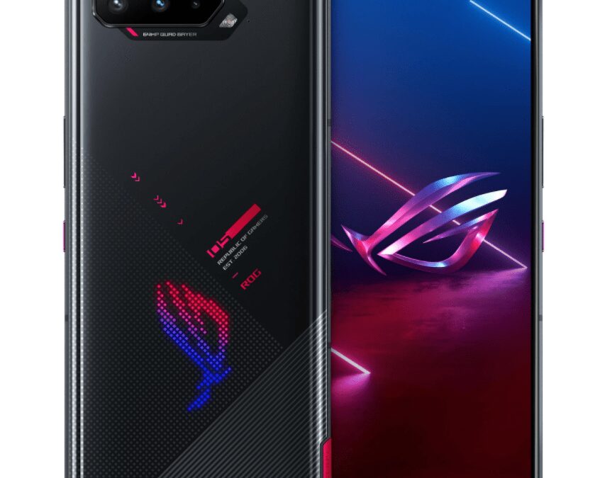 Серебристый смартфон OnePlus 15 на песке
