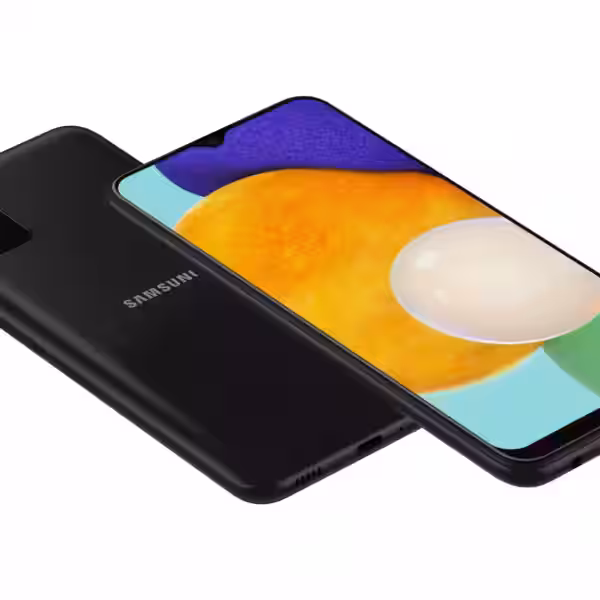 Смартфон Samsung Galaxy A13 в чёрном цвете: дисплей и камера на боковой панели