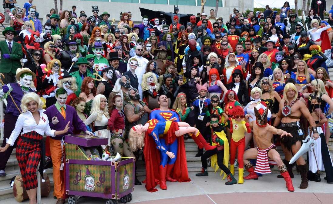 Участники Comic-Con Сан-Диего Special Edition в ярких комикс-костюмах на конвенте