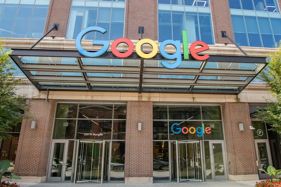Google откладывает возвращение сотрудников в офис — сотрудники компании в корпоративной зоне