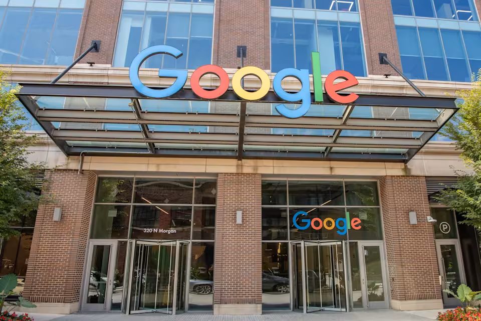 Google откладывает возвращение сотрудников в офис — сотрудники компании в корпоративной зоне