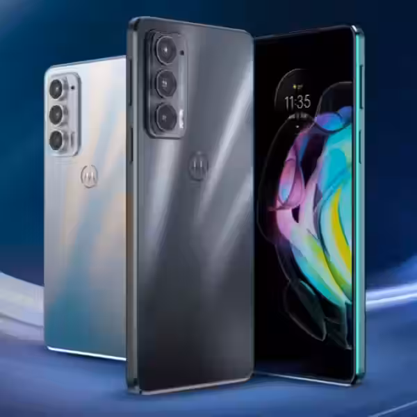 смартфон Motorola Edge 20 с тремя камерами сзади и большим дисплеем