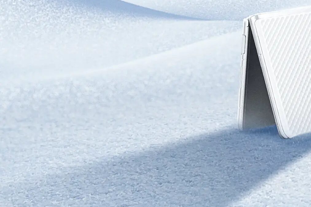 Huawei тизерит складной смартфон P50 Pocket в серебристой расцветке 4 Huawei