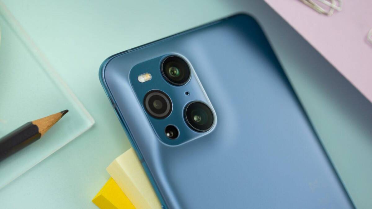 OPPO Find X4 на рендере: тройная камера на задней панели и модуль в прямоугольном блоке