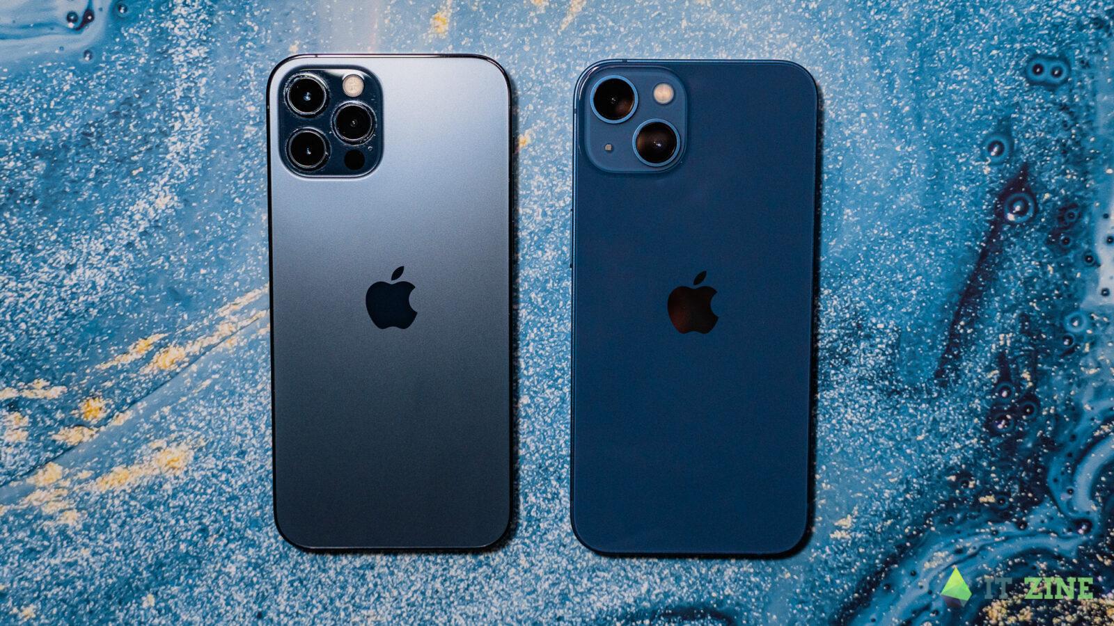 Сравнение iPhone 12 Pro (слева) и iPhone 13 (справа)