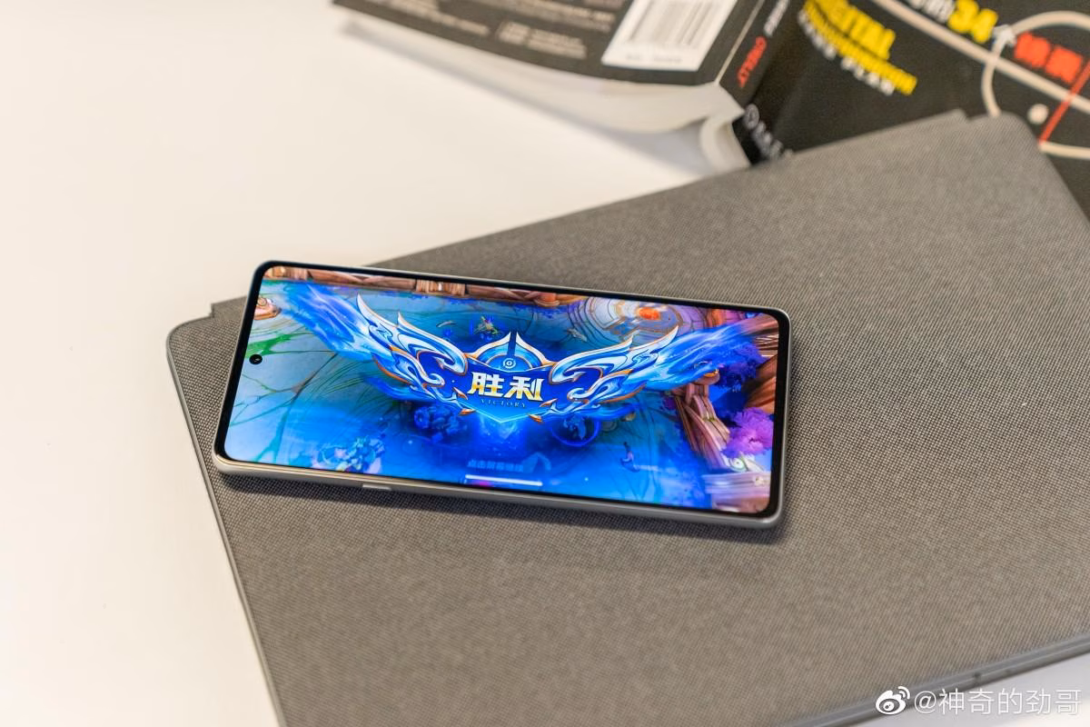 Motorola Moto Edge X30 показали вживую 3 moto
