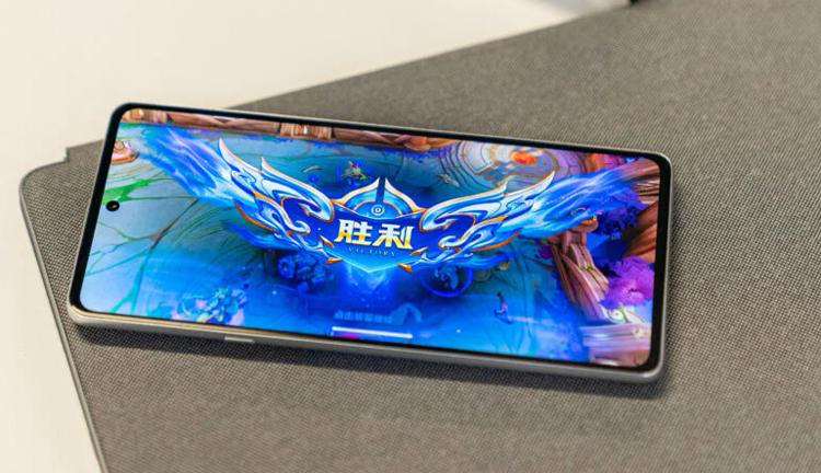 У Moto Edge X30 будет версия с камерой под экраном 2 Moto Edge X30