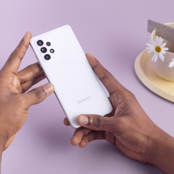 Белый смартфон Samsung Galaxy A53 в руке на фоне лаванды, обзор внешнего вида и дизайна