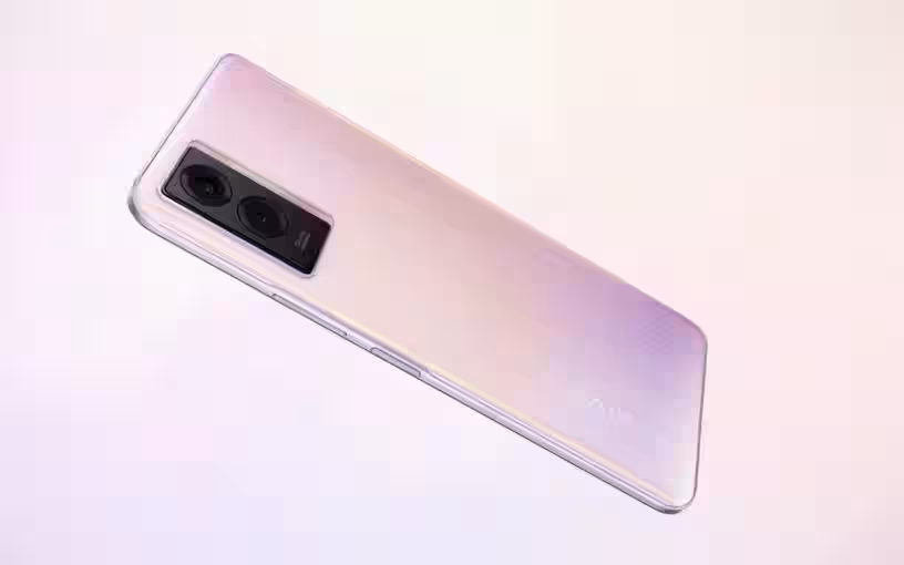 Задняя панель смартфона Vivo Y55s с камерой и градиентным дизайном
