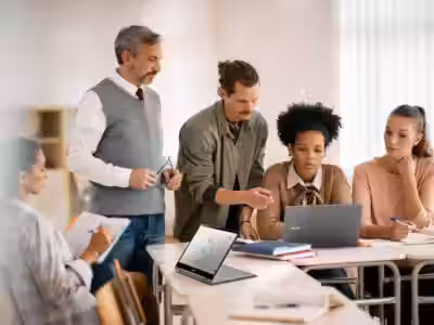 Люди обсуждают рабочие задачи за столом в светлом офисе с Chromebook Acer Spin 513 CP513-2H