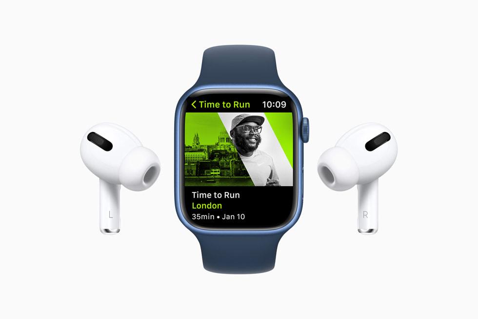 С 10 января в сервисе Fitness+ появилась «Пробежка» — аудиоподборка, помогающая пользователям бегать ещё лучше и регулярнее и предлагающая популярные беговые маршруты в известных городах мира.