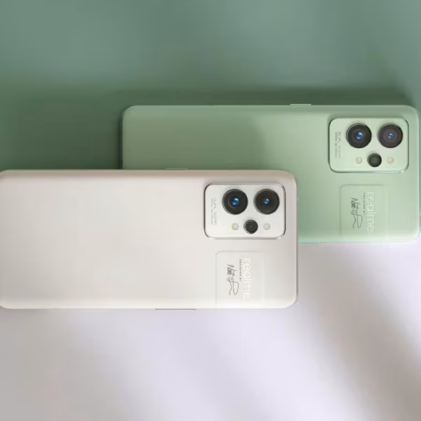 Два смартфона Realme GT2 на столе, показ в двух цветах