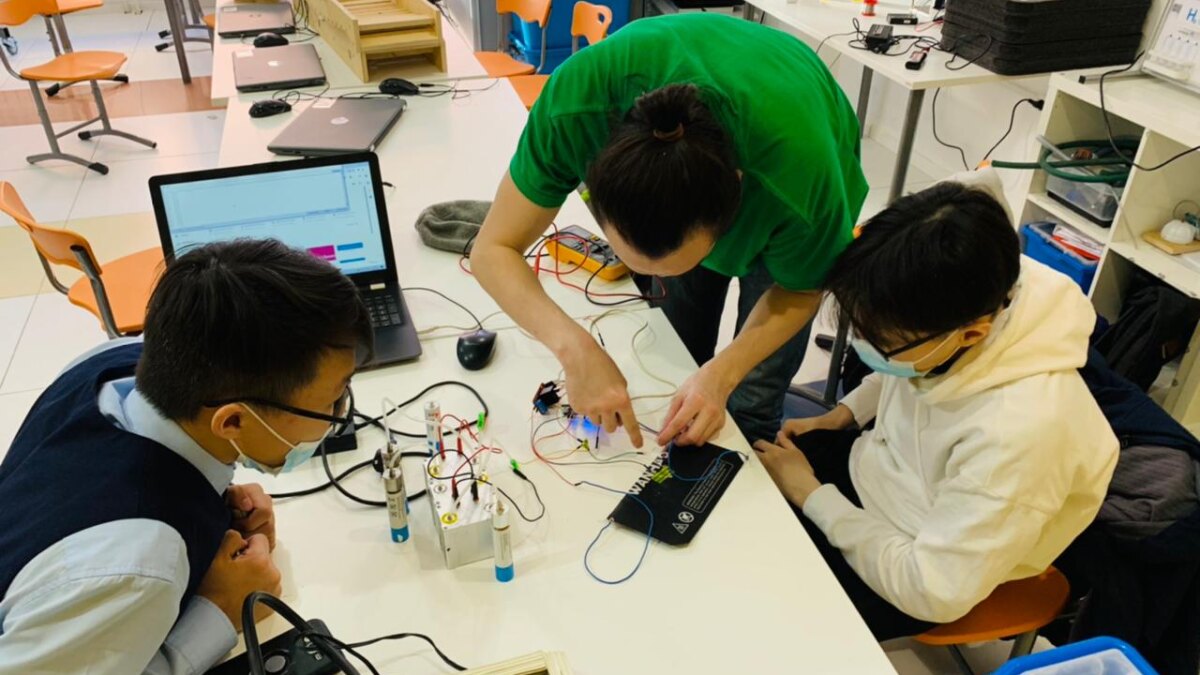 Komanda sobiraet elementy