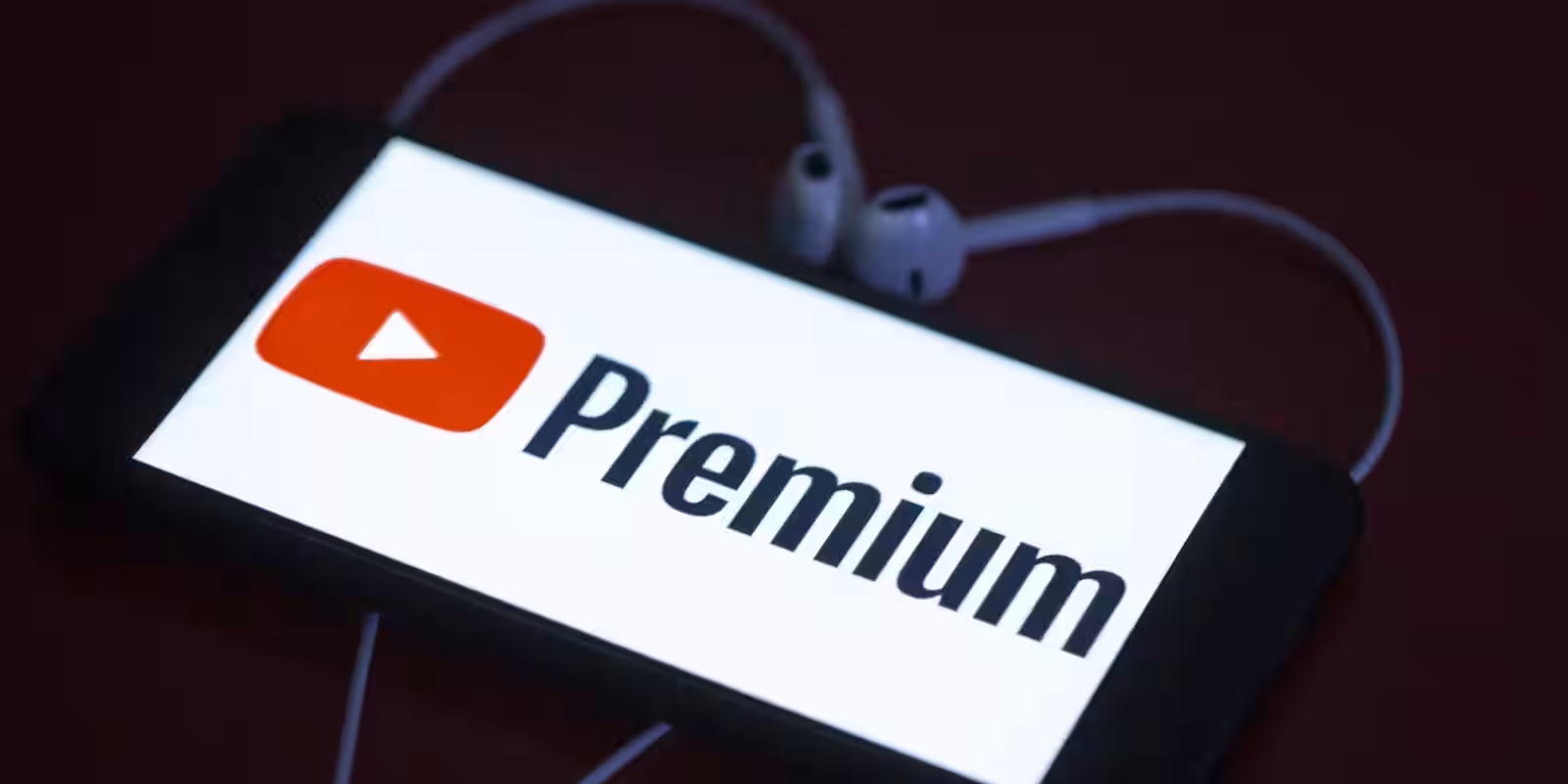 Смартфон с открытым приложением YouTube Music и активным логотипом на экране
