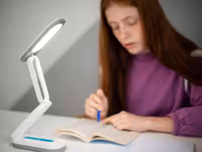 Настольная лампа Lili для чтения и изучения книг на CES 2022, помощь людям с дислексией