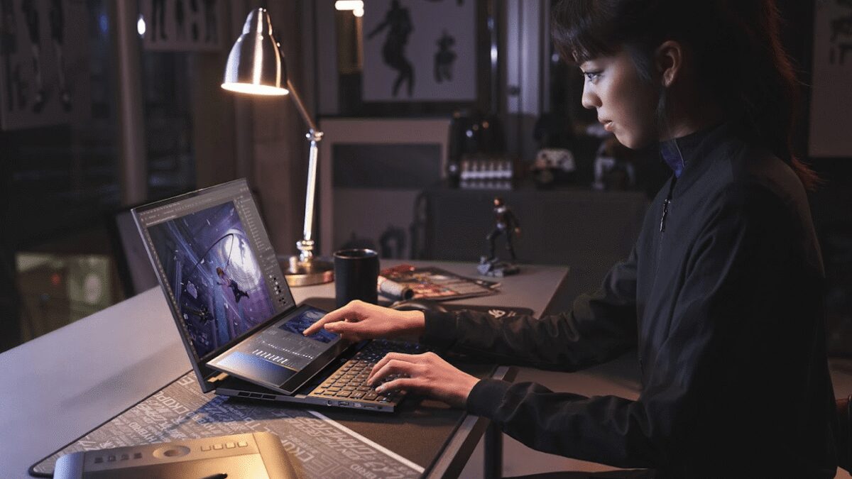 Геймерский ноутбук ASUS ROG Zephyrus Duo 16 за работой