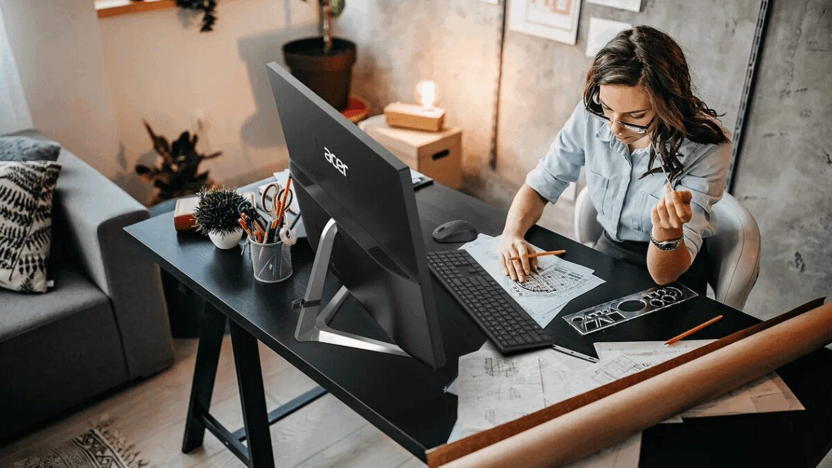 CES 2022: Acer выпустила новые мощные ноутбуки Swift X и моноблоки Aspire C27 и С24 9 Рабочий стол в офисе с ПК, чертежами и инструментами, офисная рабочая станция