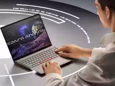 Ноутбук ASUS Zenbook 14X OLED Space Edition с дисплеем и клавиатурой под светящимся кругом