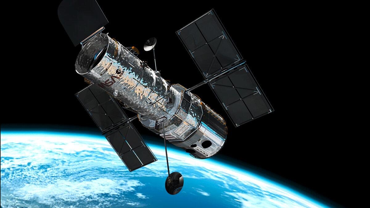 Космический телескоп Hubble на орбите Земли с солнечными панелями