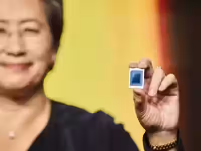 ОЗУ AMD Rembrandt в руках у женщины на выставке CES 2022, обнаружено на стенде