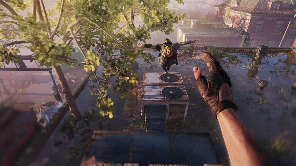 Эпизод Dying Light 2 Stay Human: персонаж в рыжих рукавицах стоит на крыше