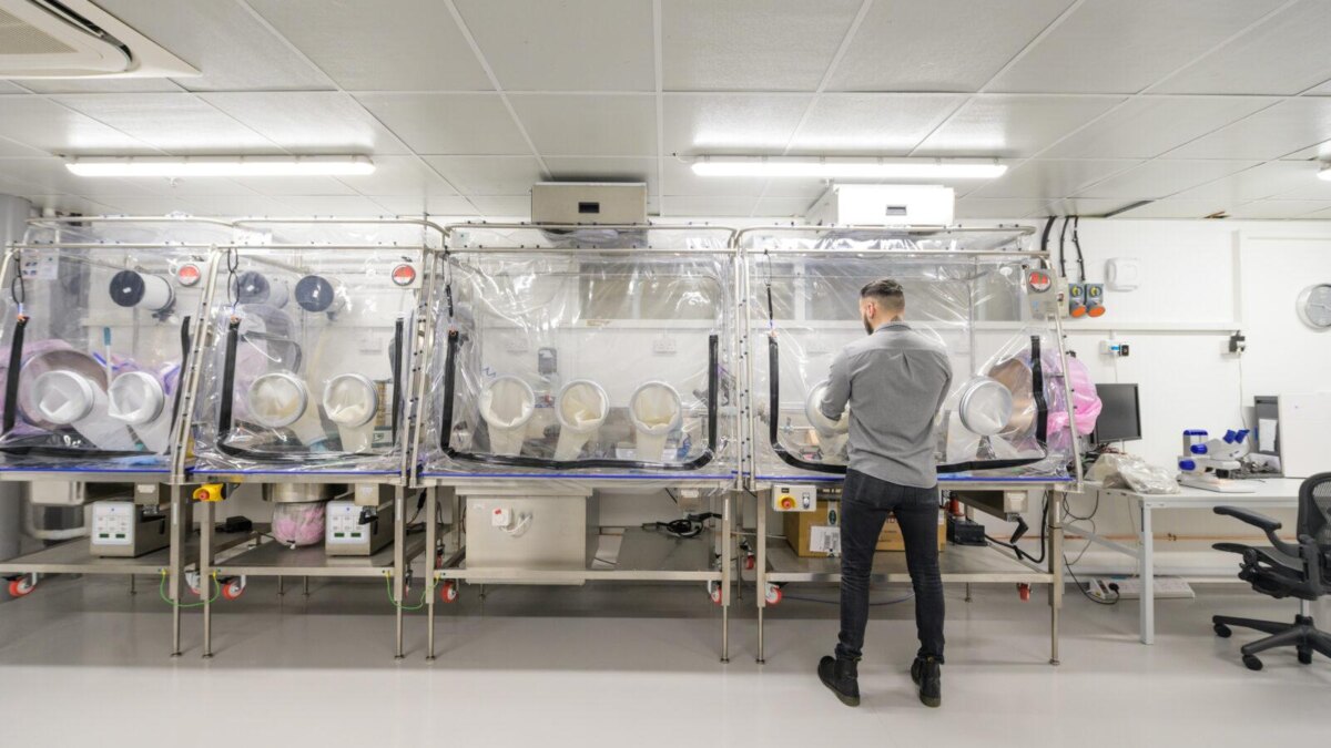 Dyson объявила результаты международного исследования пыли 8 Household Dust Lab Tyler Hudd Dust Campaign February 2020 image