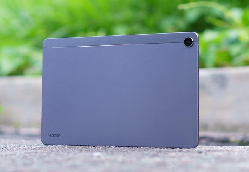 Задняя панель планшета Realme Pad mini EQ на улице с камерным модулем и надписью Realme