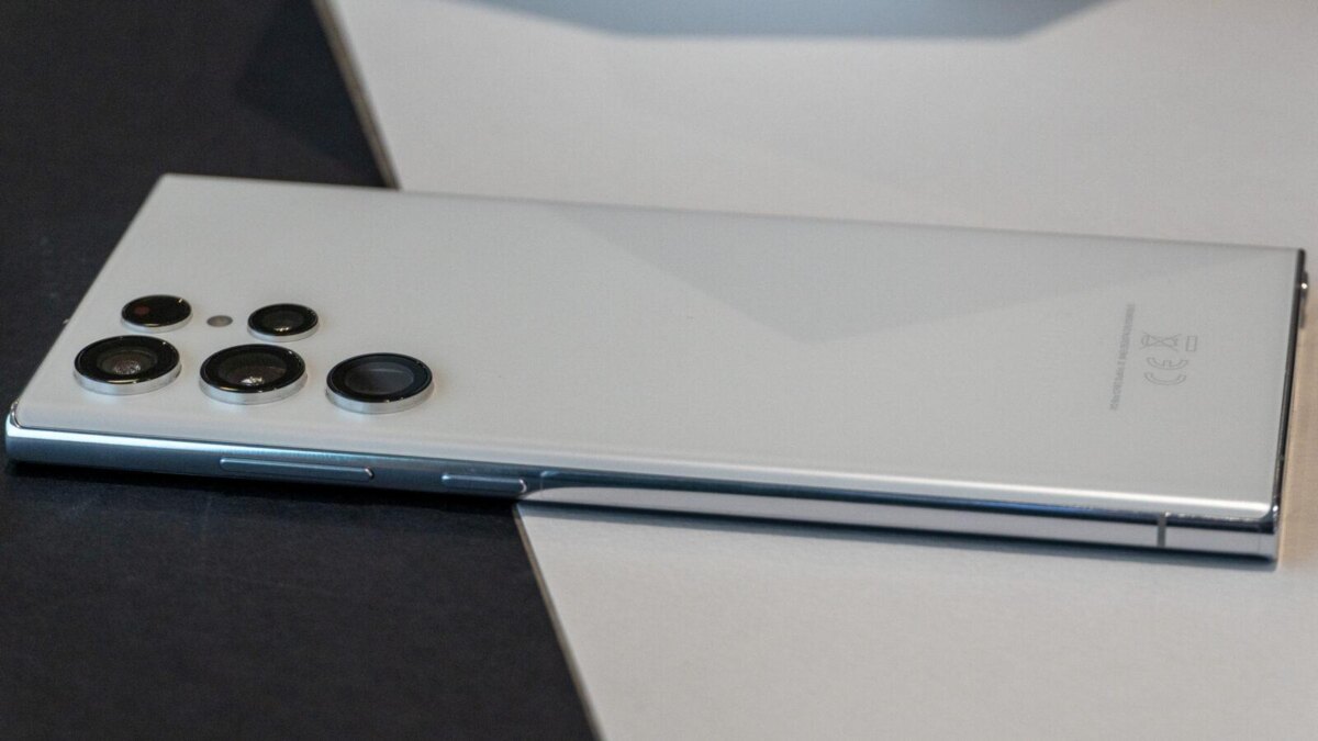 Задняя панель Samsung Galaxy S22 Ultra с четырьмя камерами и светодиодным индикатором
