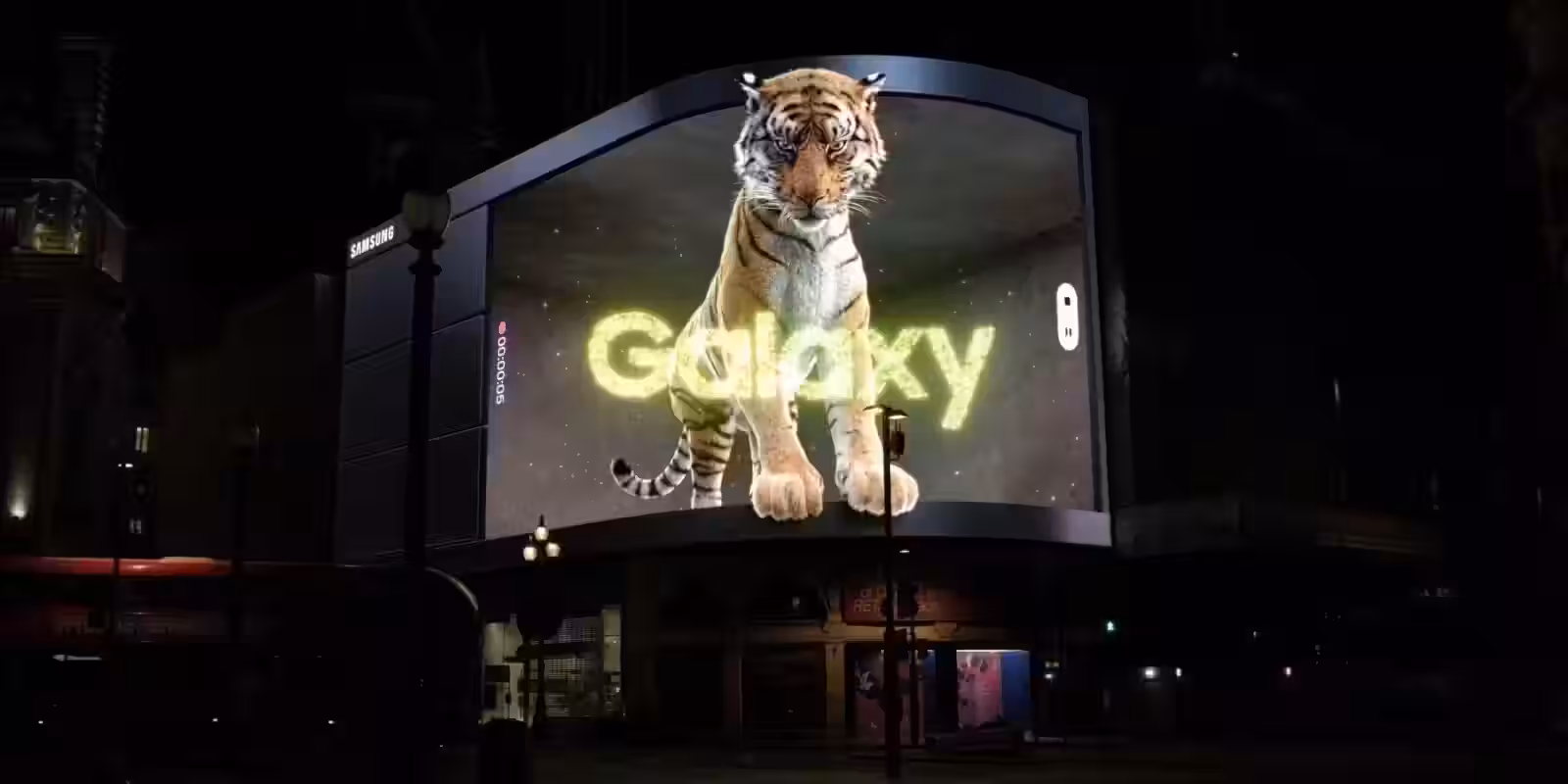 Рекламный баннер Samsung Galaxy Unpacked 2022 с 3D-тигром в ночном мегаполисе